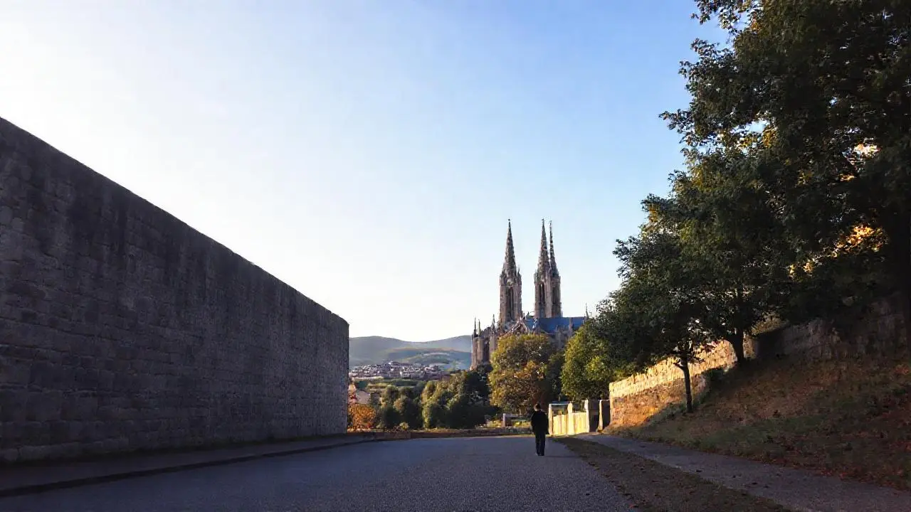 Un paisaje sereno, con una catedral distante