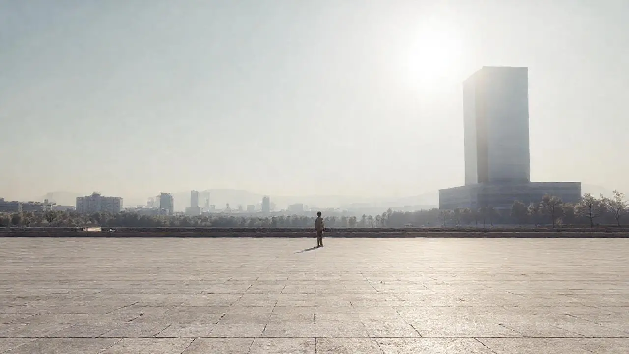 Plaza urbana amplia, luz suave y distante