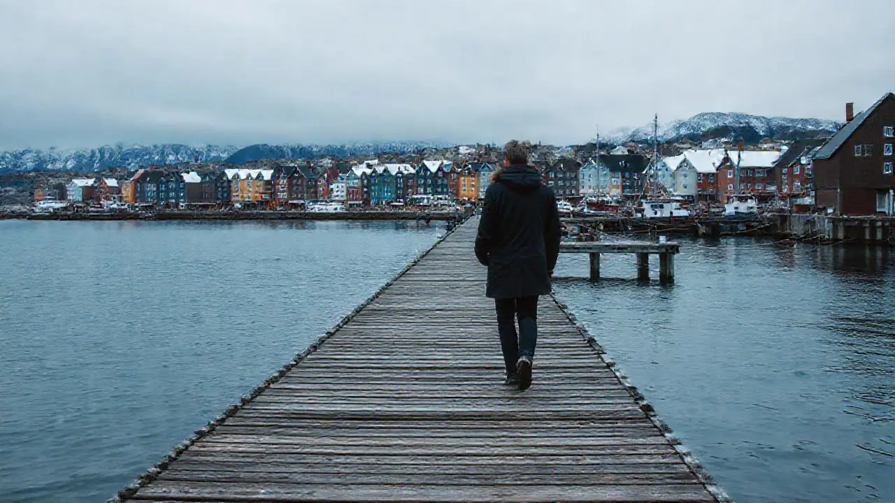 Puerto noruego tranquilo, atmósfera invernal y serena