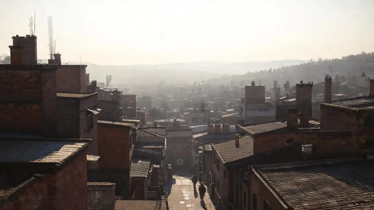 Una ciudad tranquila bajo luz suave