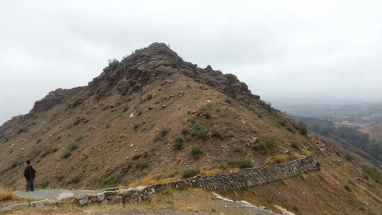 Paisaje sereno y natural, en tonos terrosos