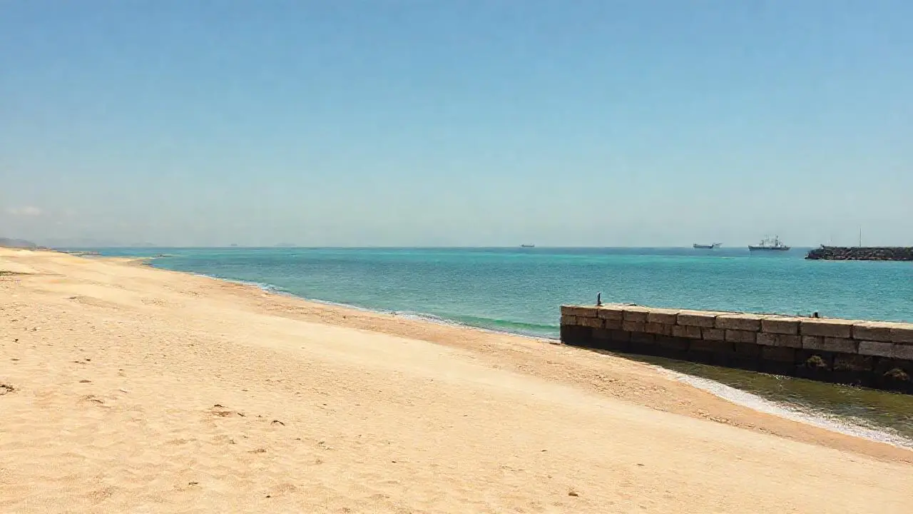 Playa serena bajo cielo amplio y cálido