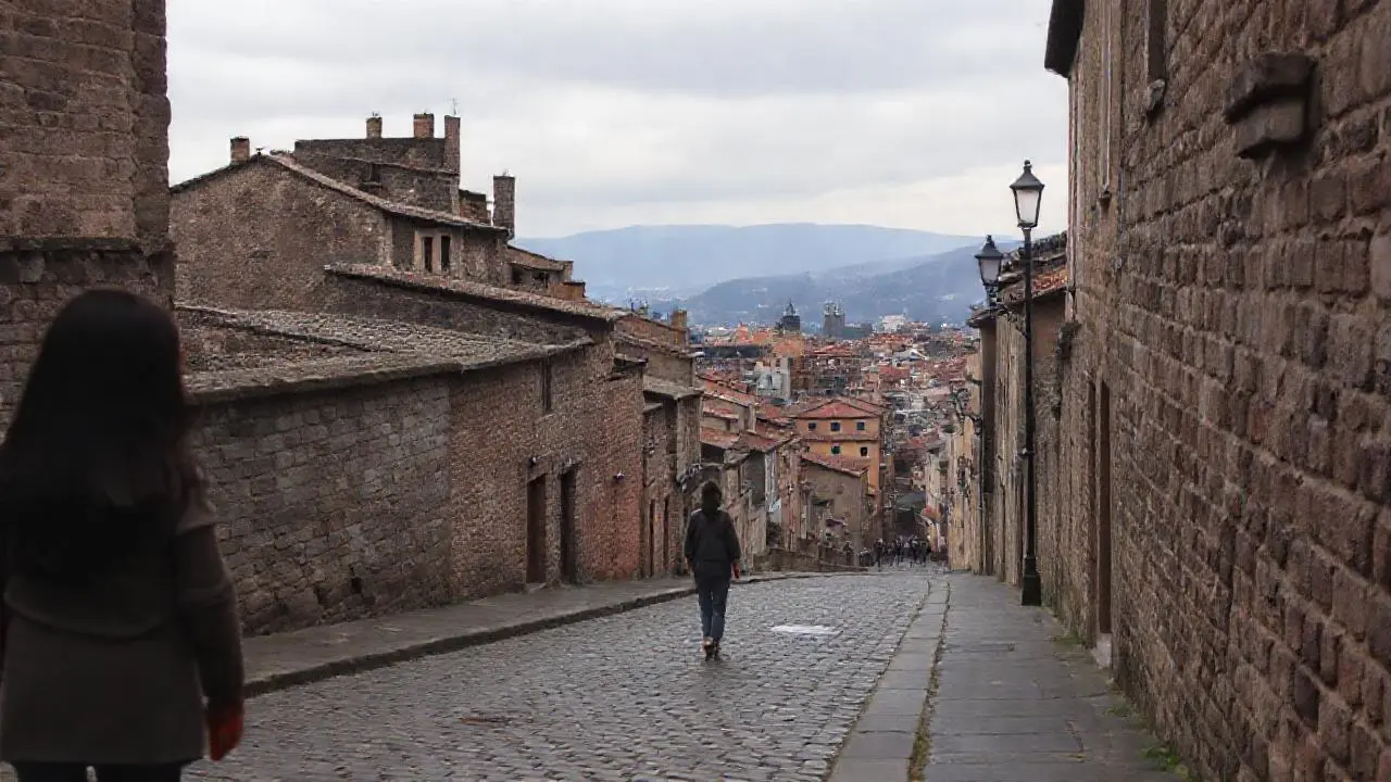 Calle histórica, tranquila y ligeramente brumosa