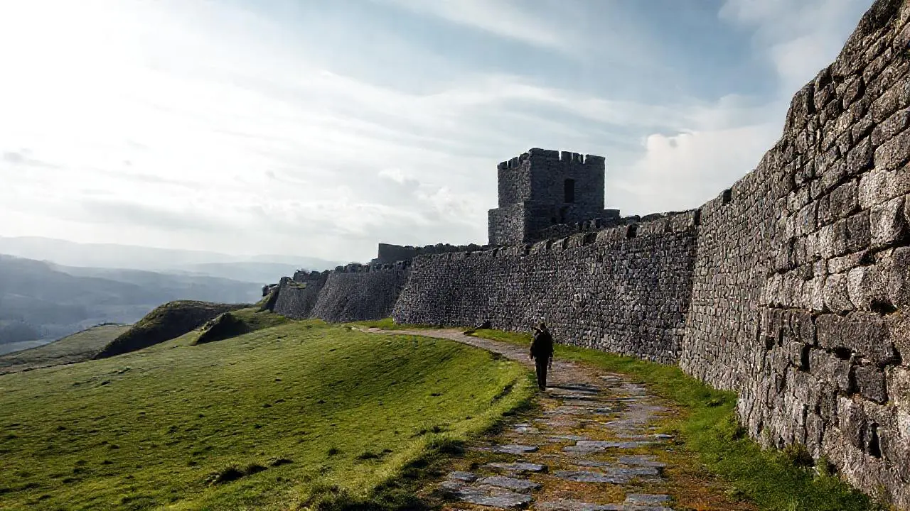 Paisaje sereno, figura solitaria en la distancia