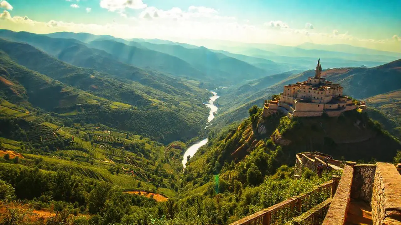 Paisaje sereno, valle con monasterio lejano