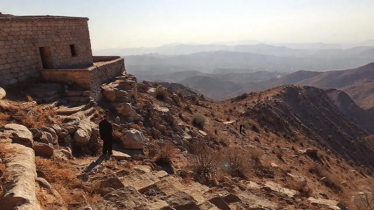 Paisaje sereno, rocoso y vasto