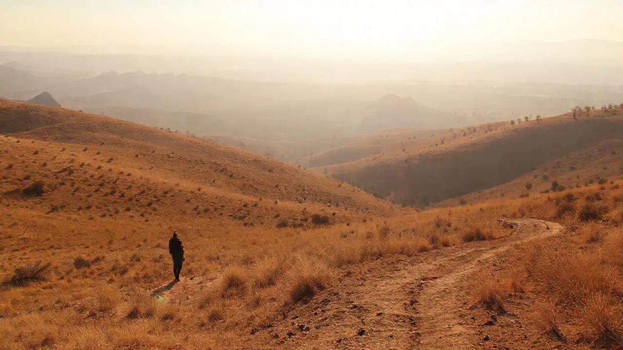 Paisaje árido y vasto, bajo luz cálida