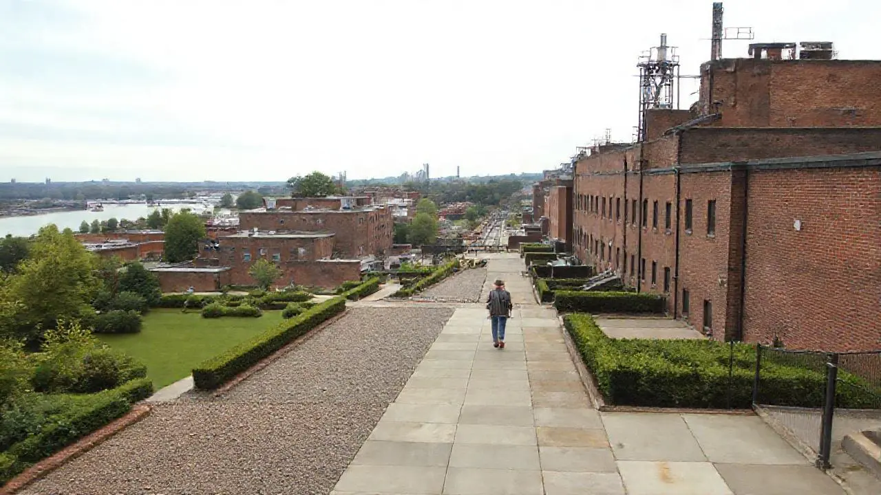 Ciudad tranquila, luz suave y distante
