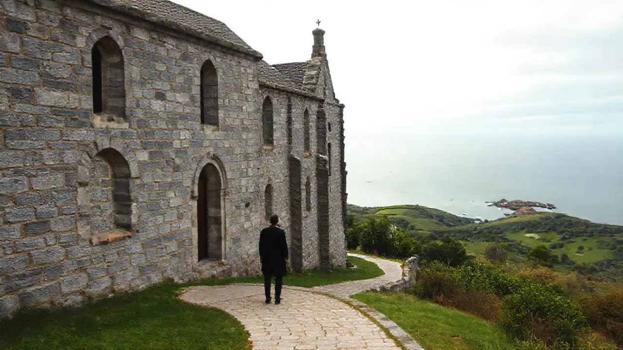 Iglesia antigua, solitaria, en un paisaje sereno