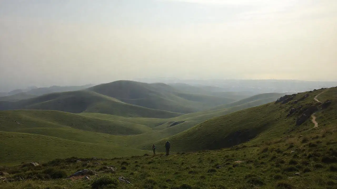 Paisaje natural amplio, sereno y distante