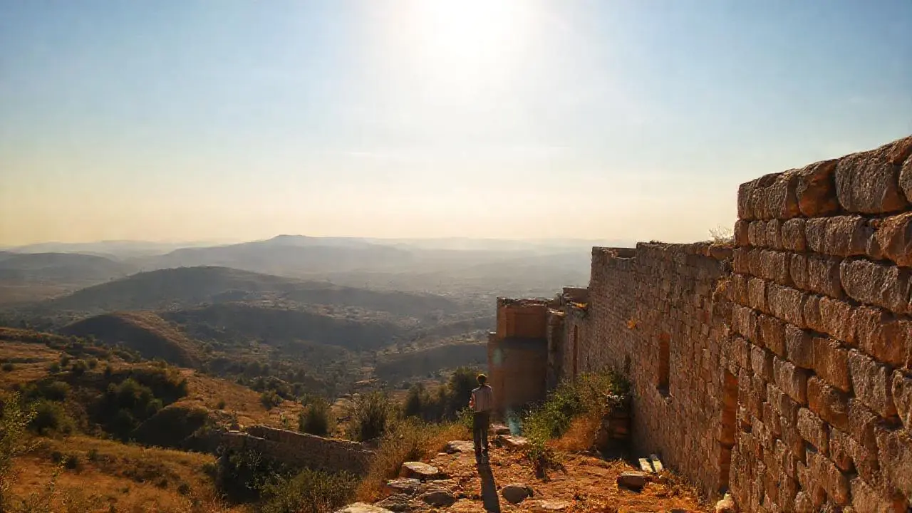 Paisaje antiguo, sereno y lleno de luz