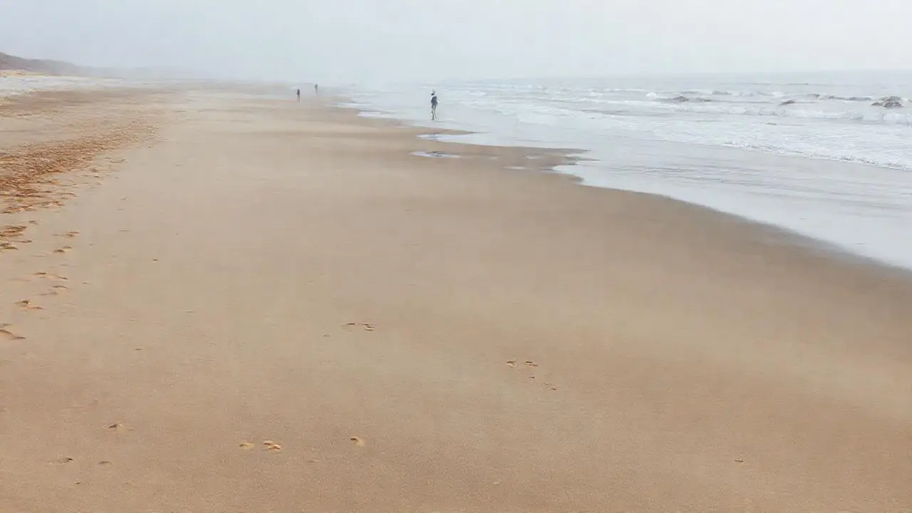Playa amplia, serena y luminosa
