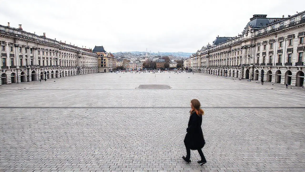 Plaza urbana silenciosa, amplia y melancólica