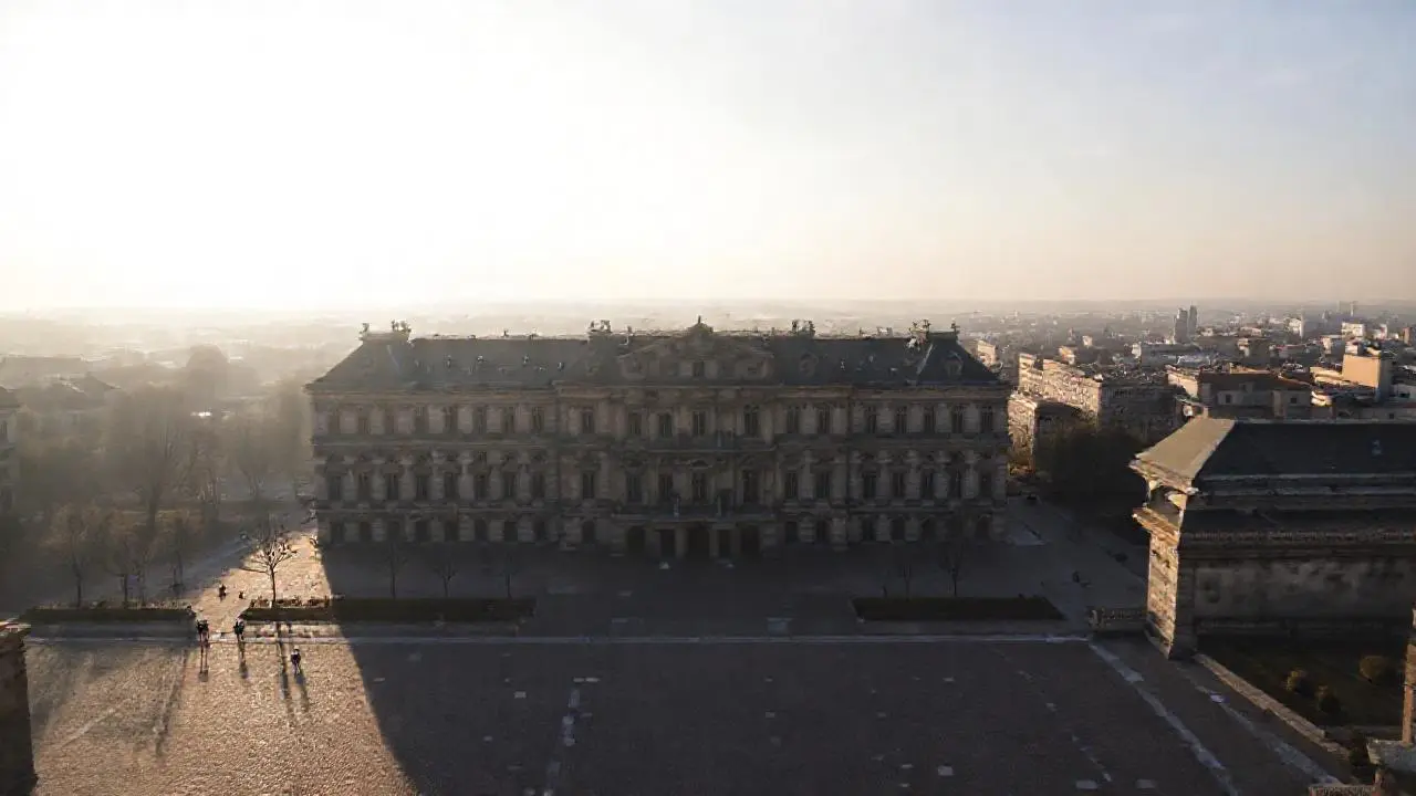 Arquitectura imponente en un paisaje sereno