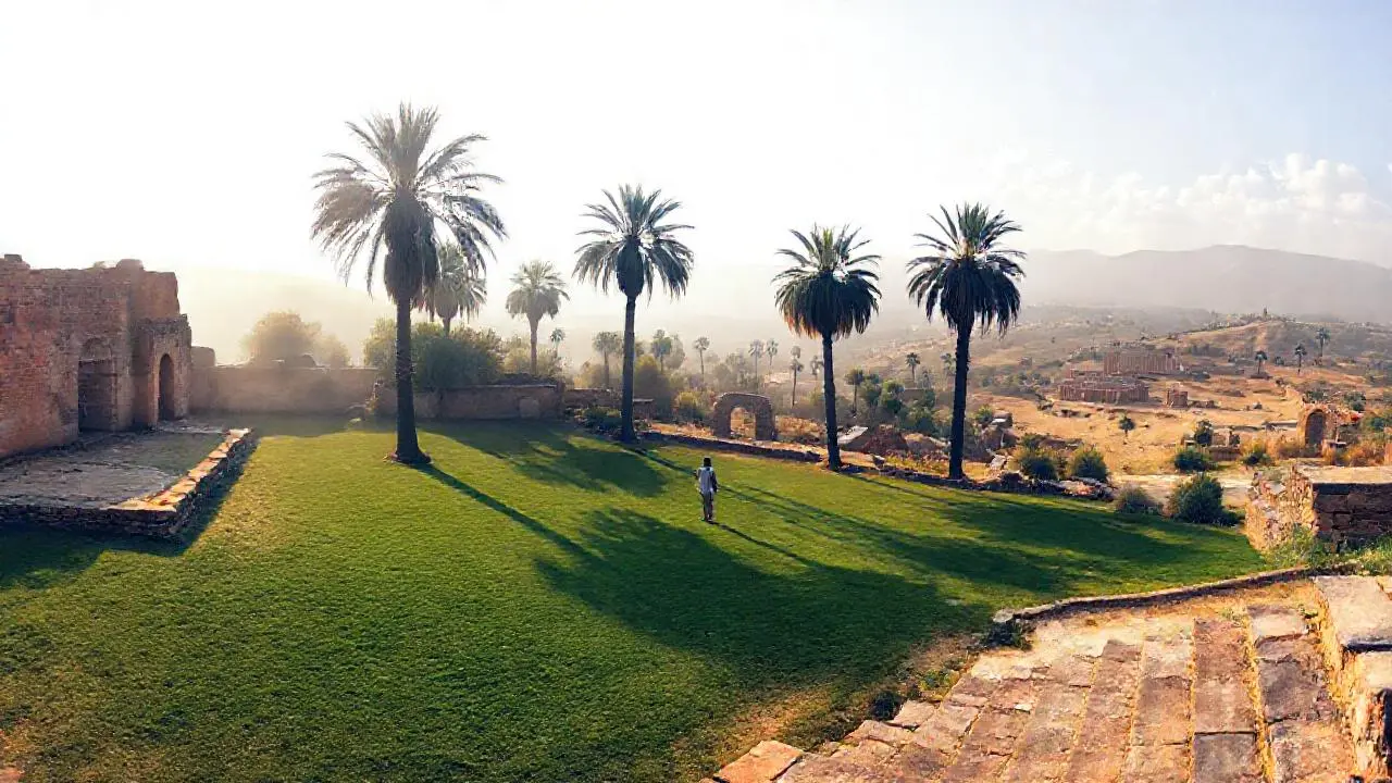 Paz antigua bajo cielo amplio