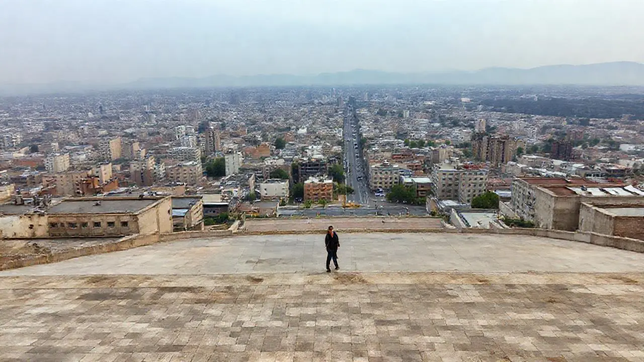 Ciudad extensa, tranquila y ligeramente brumosa