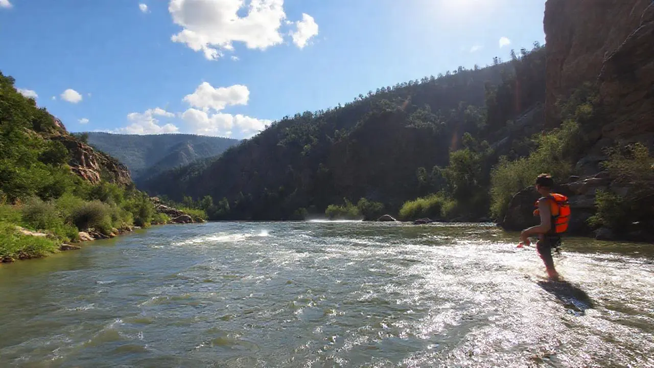 Río salvaje, luz natural, escena serena