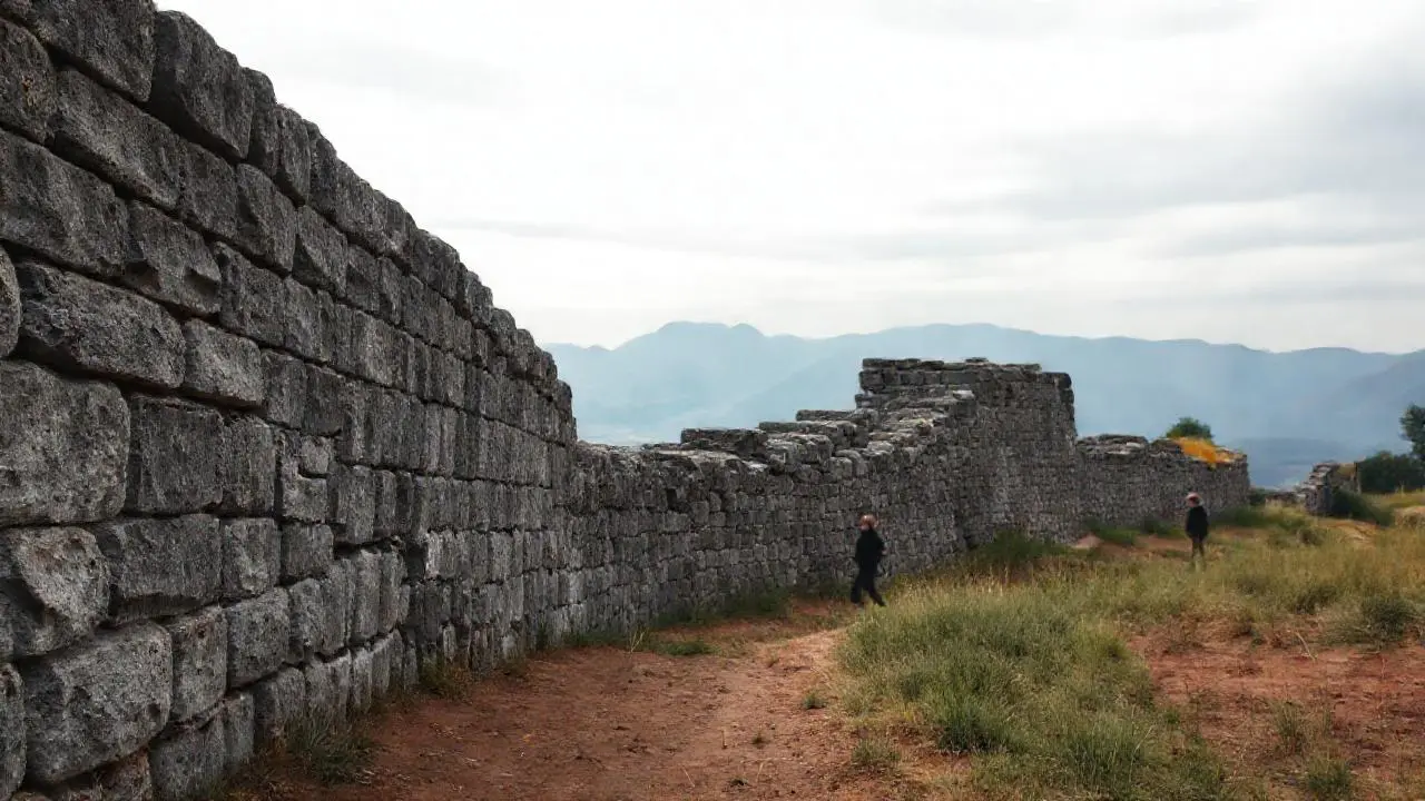 Ruinas antiguas, atmósfera serena y distante