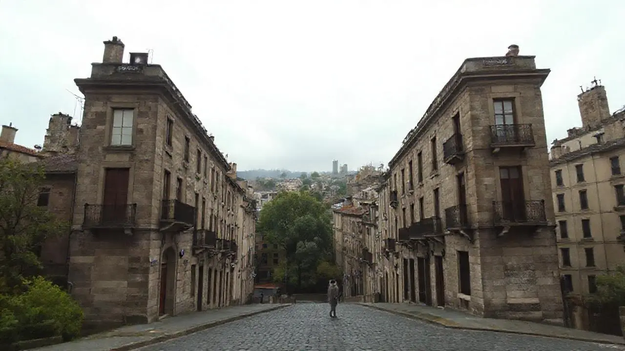Ciudad antigua, tranquila y ligeramente brumosa