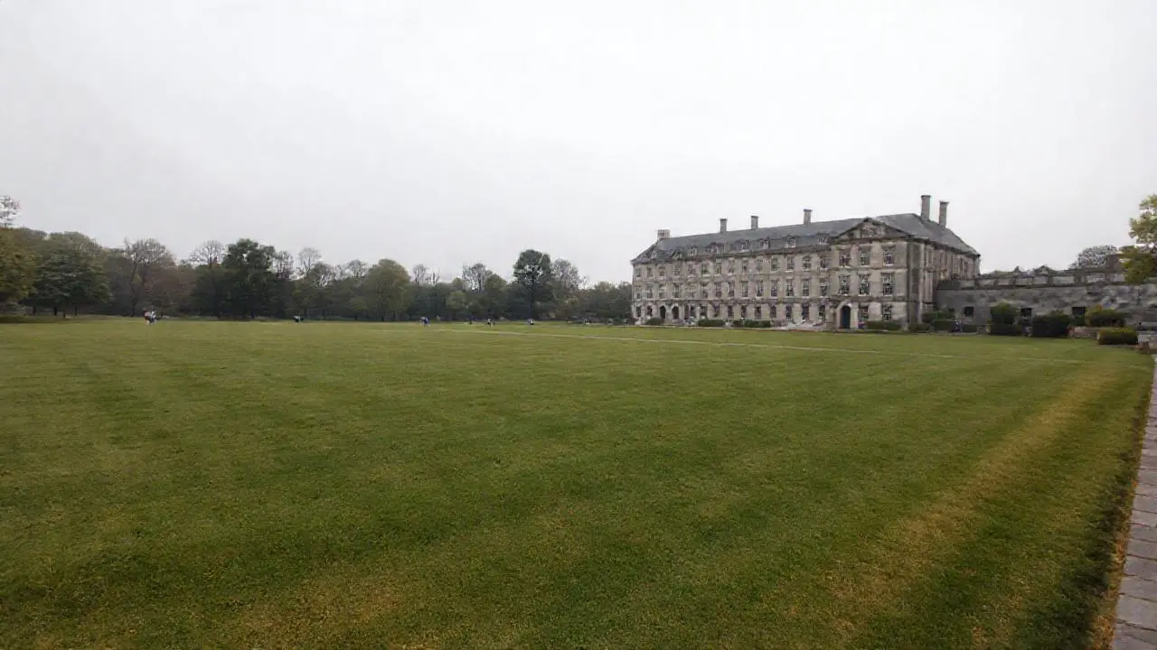 Paisaje tranquilo, amplio y ligeramente brumoso