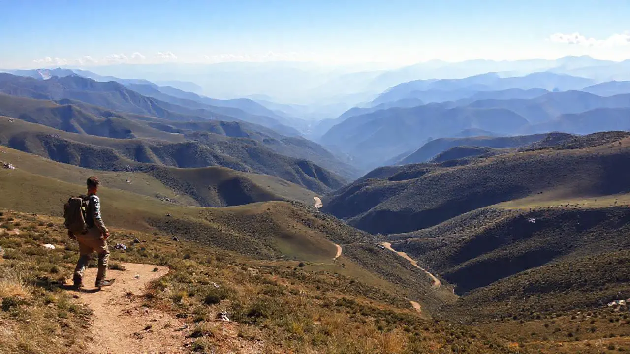 Paisaje andino extenso y sereno