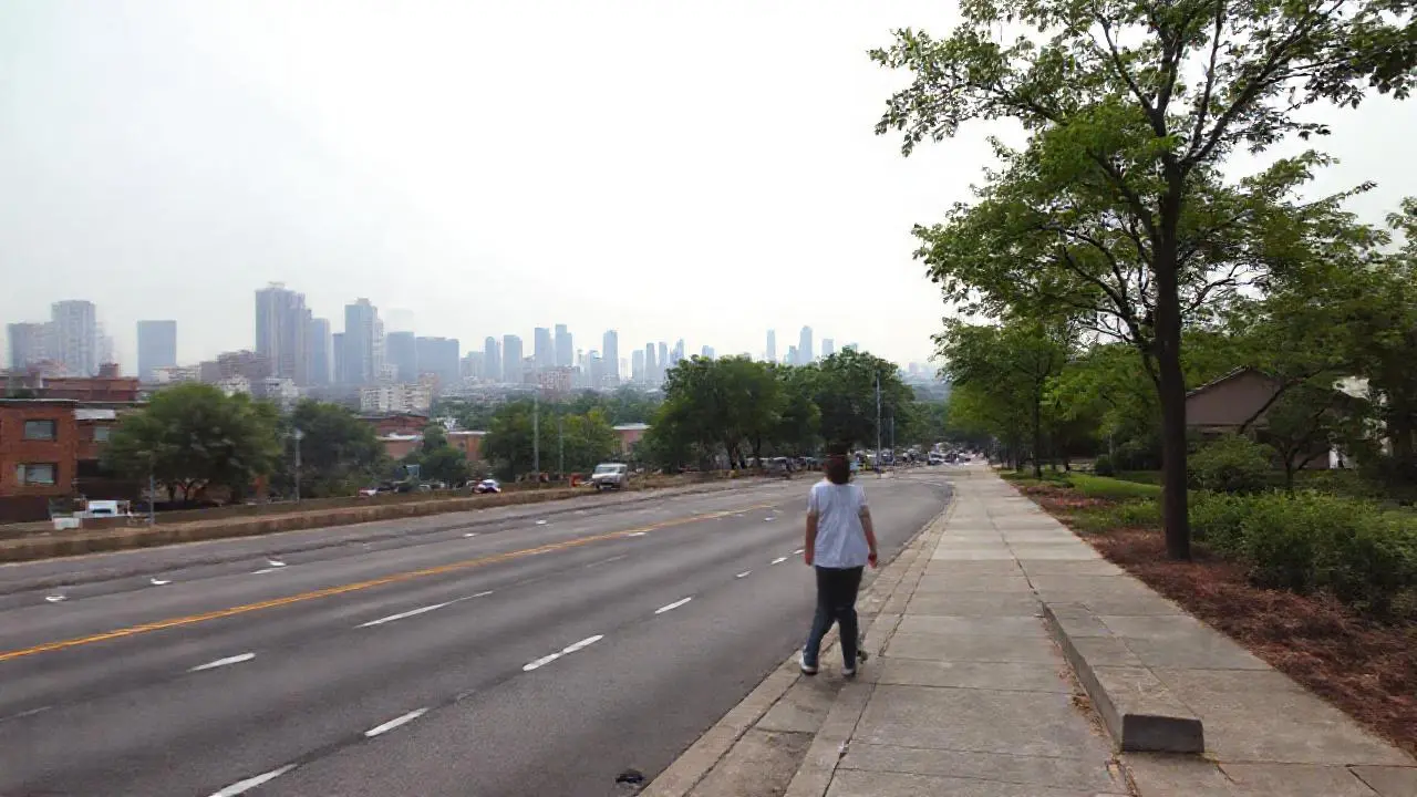 Ciudad urbana tranquila bajo cielo difuso