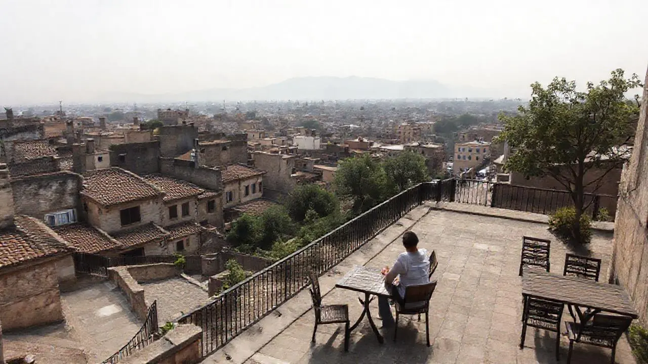 Escena urbana tranquila, luminosa y nostálgica