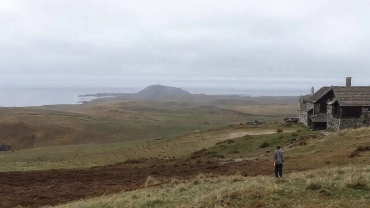 Paisaje costero sereno y difuminado