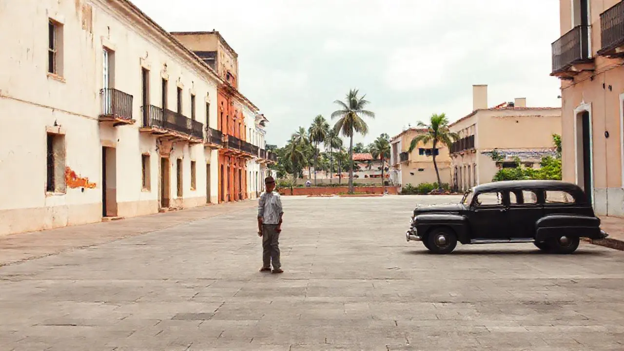 Plaza colonial, melancólica y ligeramente brumosa