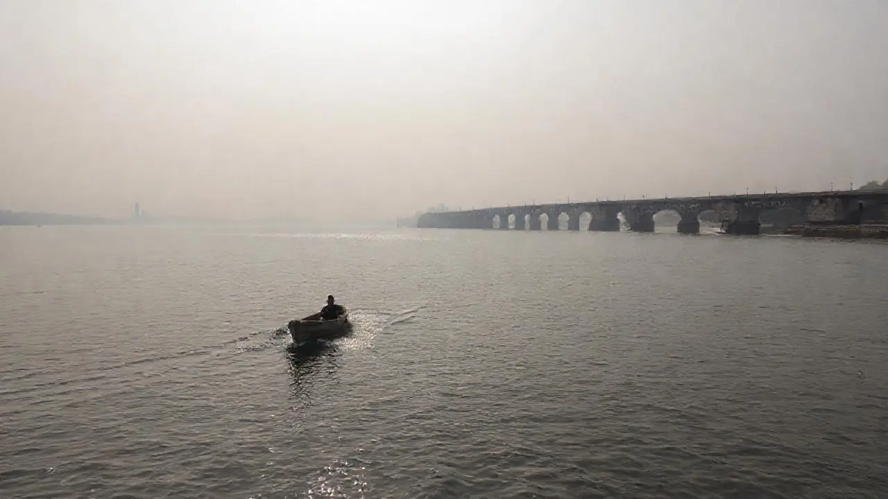 Un río tranquilo bajo cielo nublado