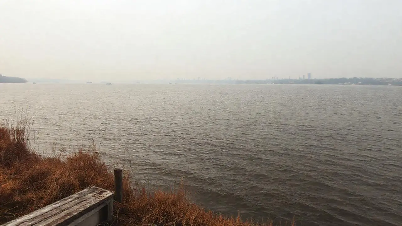 Paisaje fluvial amplio, tranquilo y distante