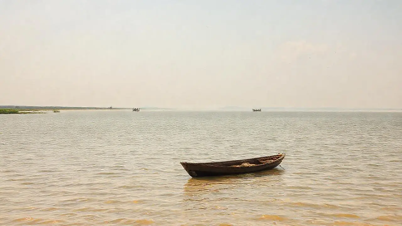 Tranquila laguna, luz cálida, amplia escala