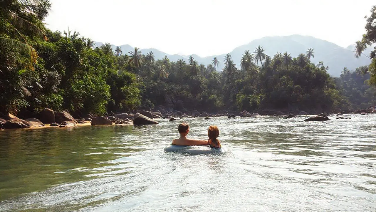 Paz fluvial bajo un cielo cálido