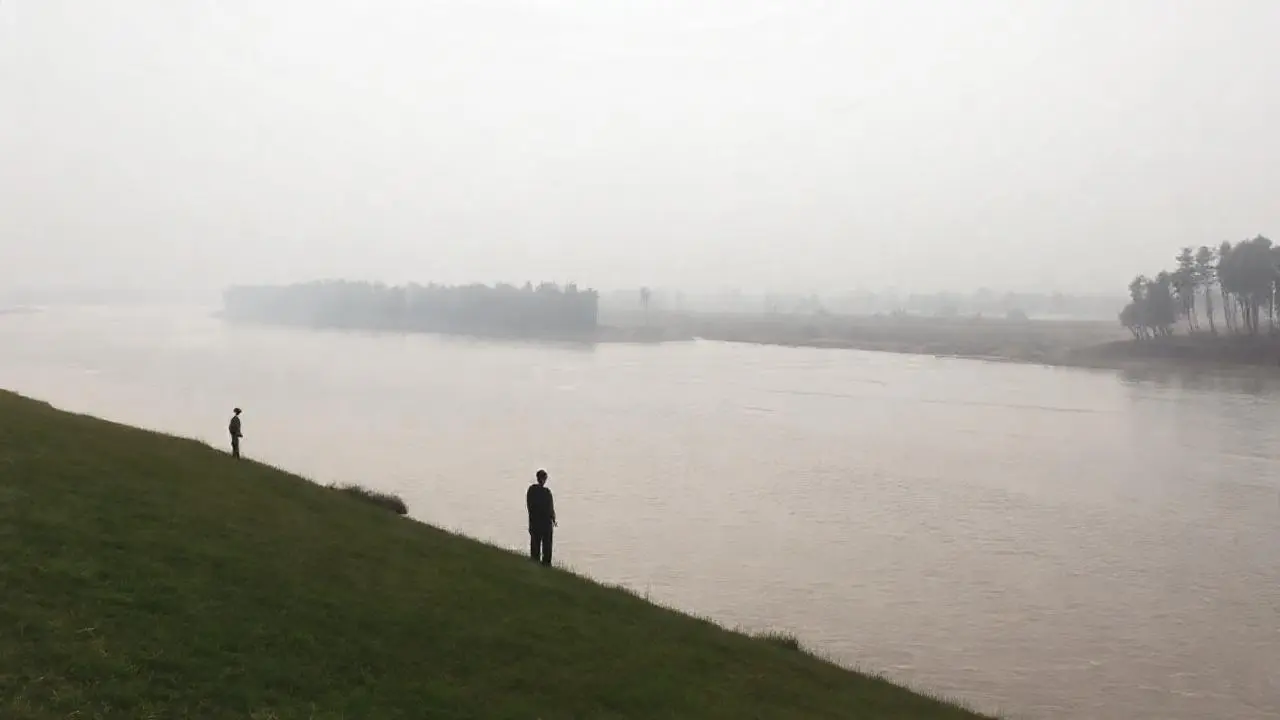 Paisaje amplio, sereno y atmosférico