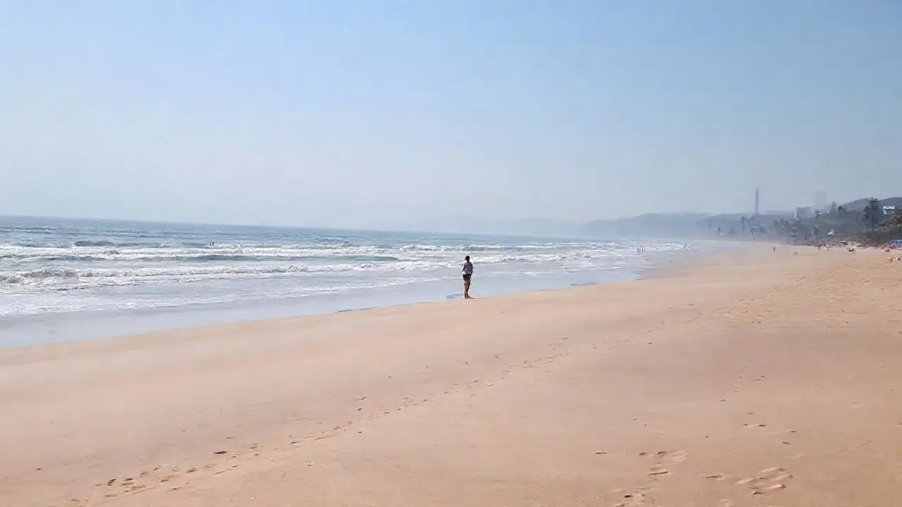 Playa serena, cálida y extensa