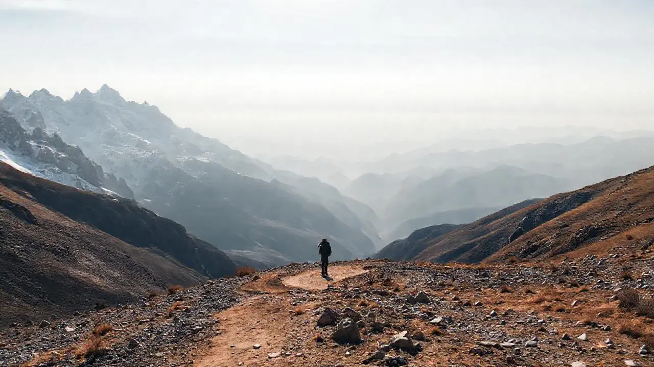 Paisaje montañoso vasto y silencioso