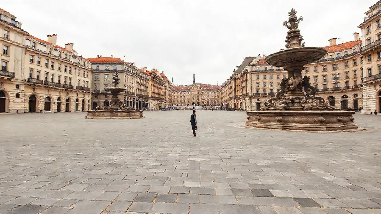 Plaza urbana, amplia, antigua, con luz tenue
