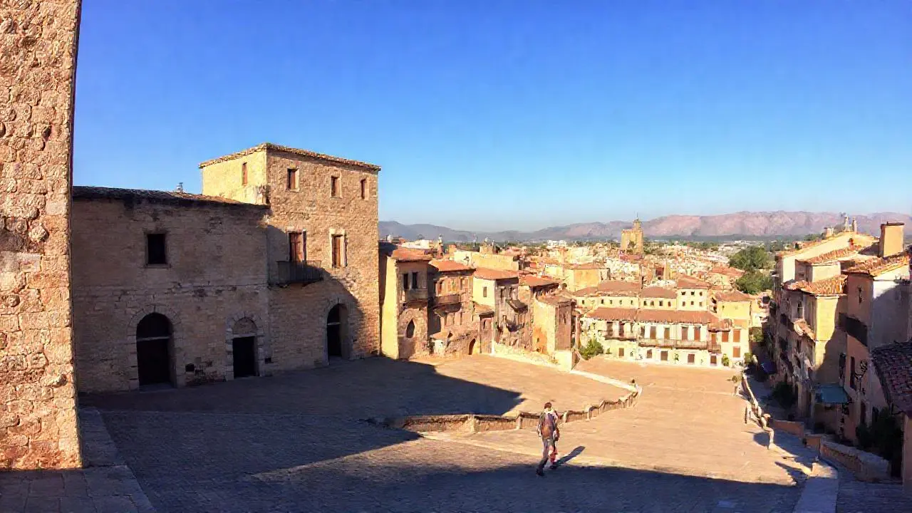 Ciudad antigua, luz cálida y tranquila