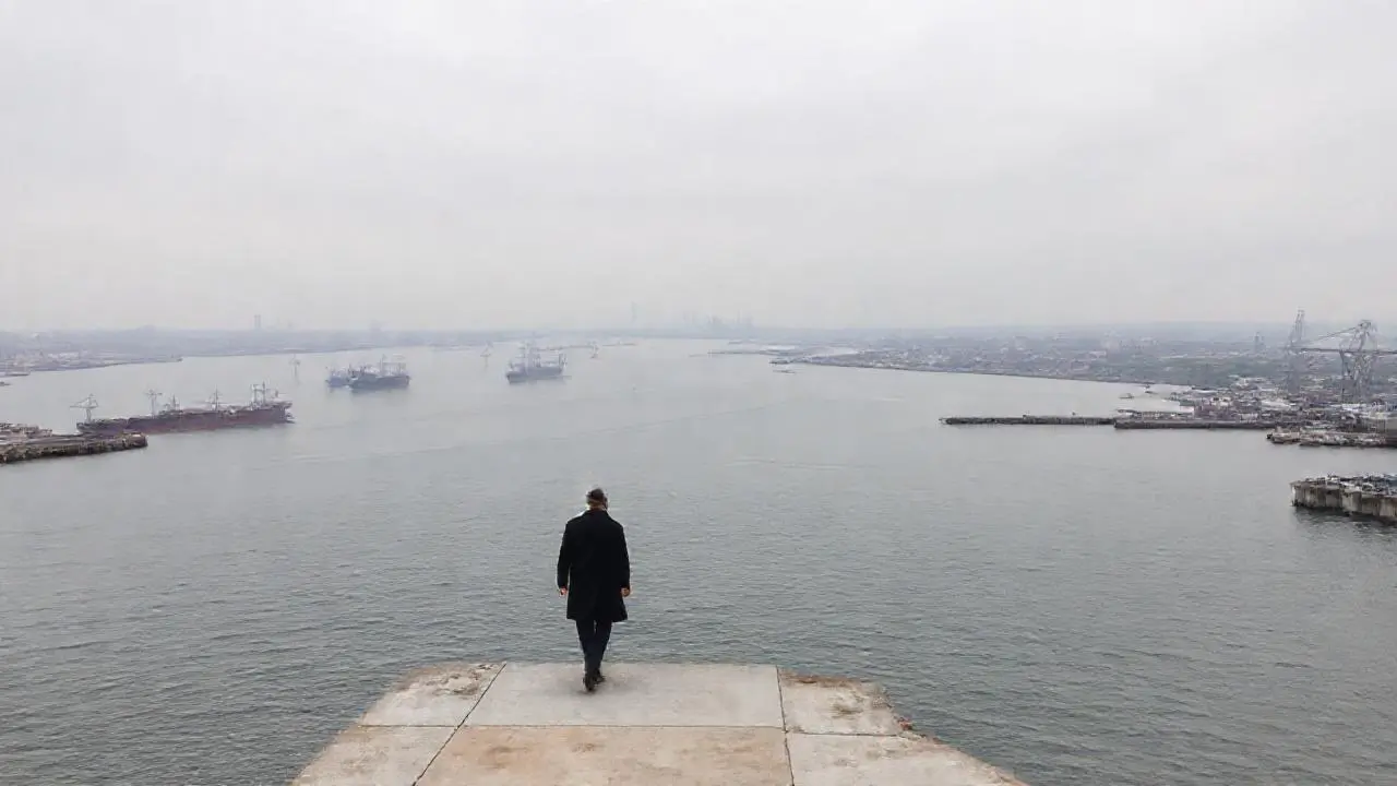 Puerto industrial amplio, tranquilo y brumoso