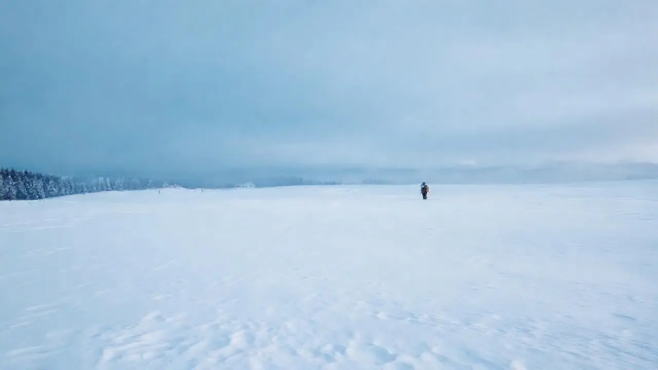 Paisaje invernal sereno y vasto