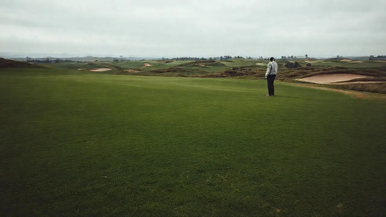 Paisaje de golf amplio, sereno y realista