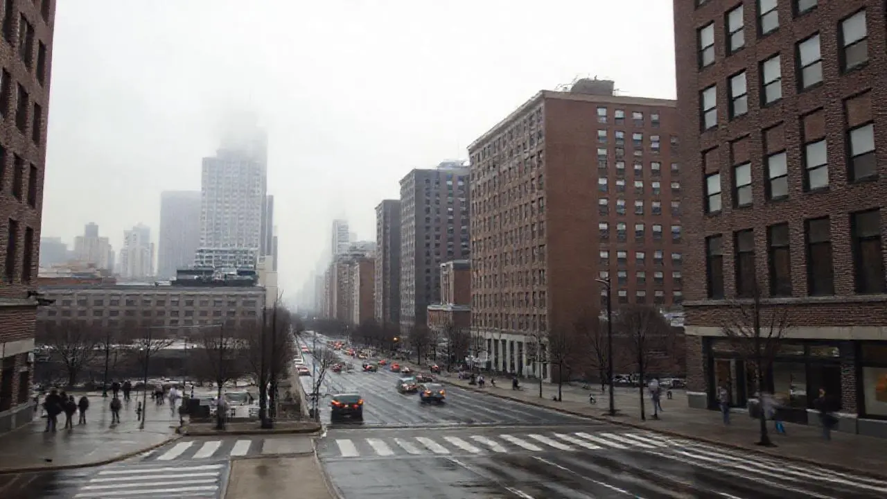 Ciudad brumosa, tranquila y realista