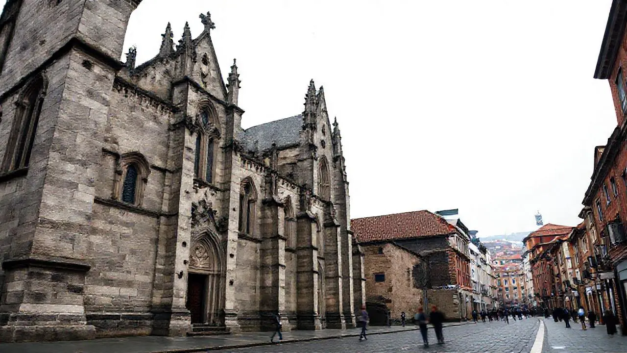 Catedral antigua bajo cielo nublado
