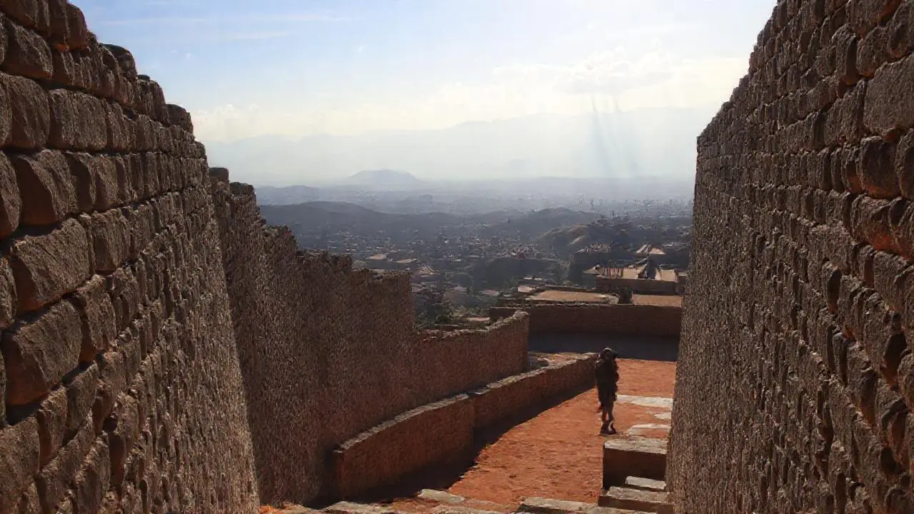 Pueblo antiguo, atmósfera serena y distante