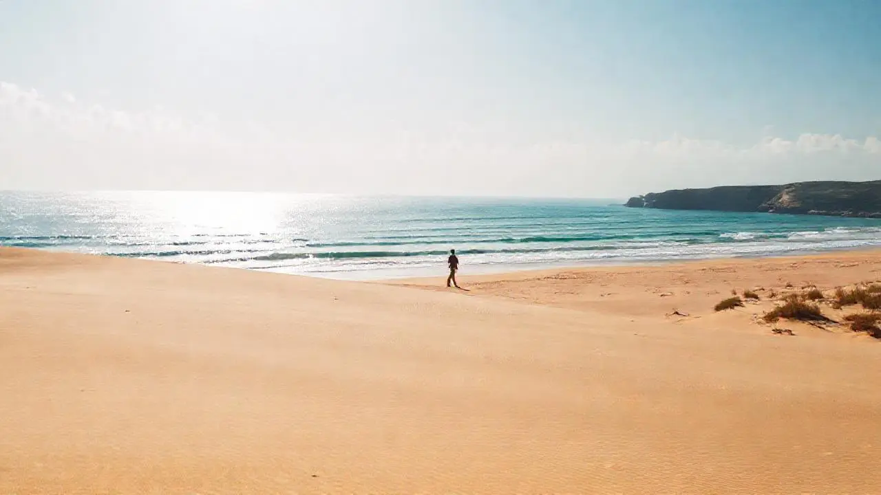Playa serena, luz cálida y espacio abierto