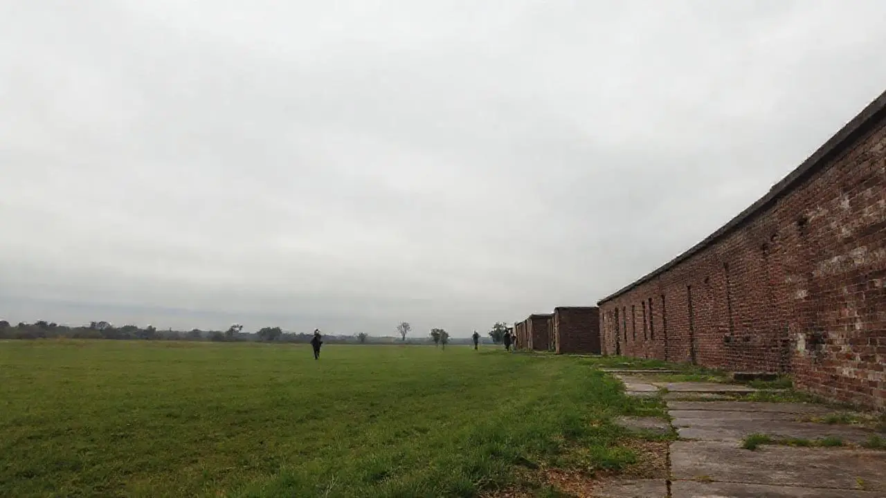 Paisaje amplio, melancólico y ligeramente brumoso