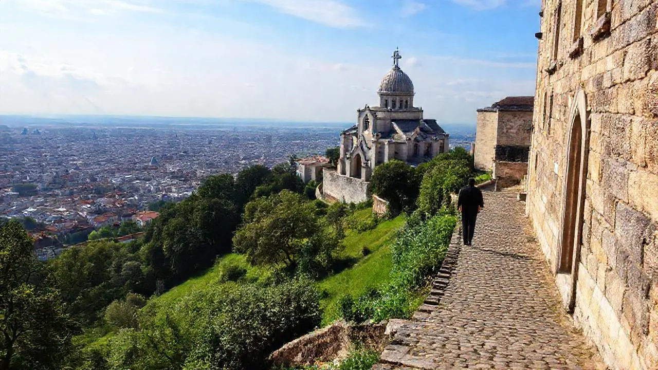 Una basílica solitaria en un paisaje tranquilo