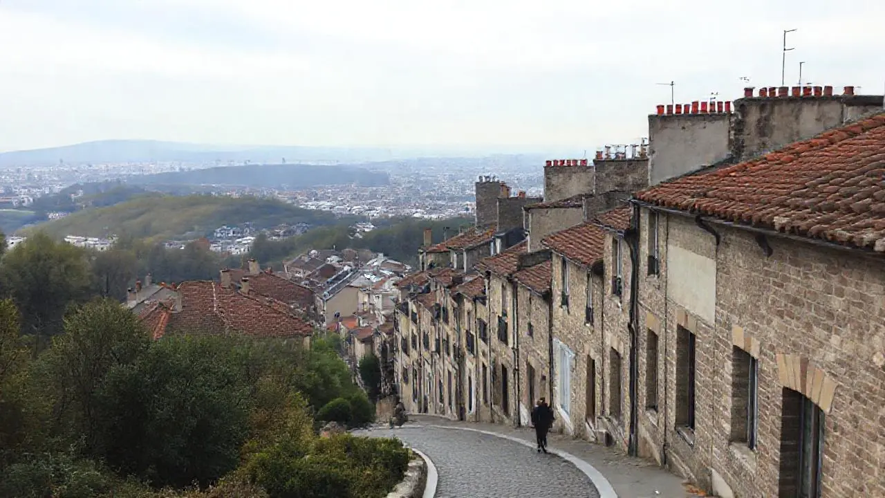 Pueblo tranquilo bajo cielo difuso