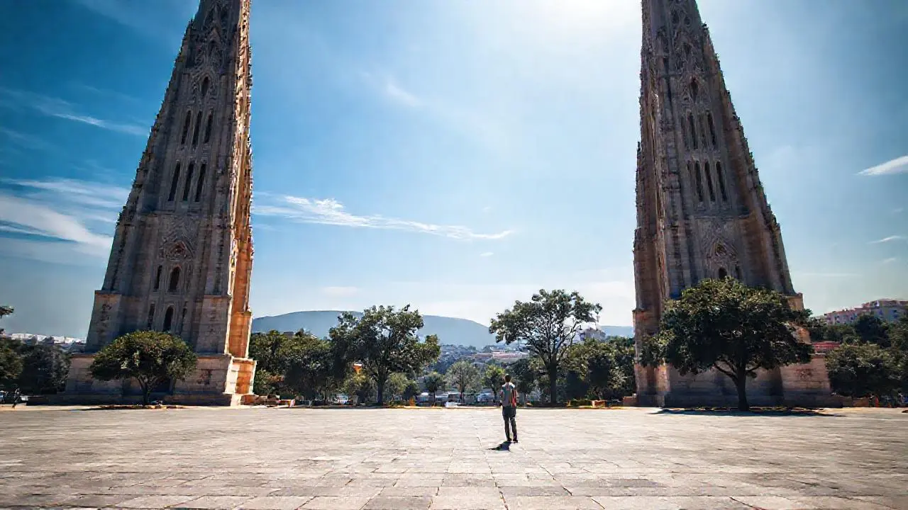 Imponente arquitectura bajo un cielo vasto