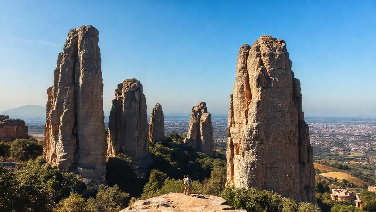 Arquitectura imponente se integra con la naturaleza